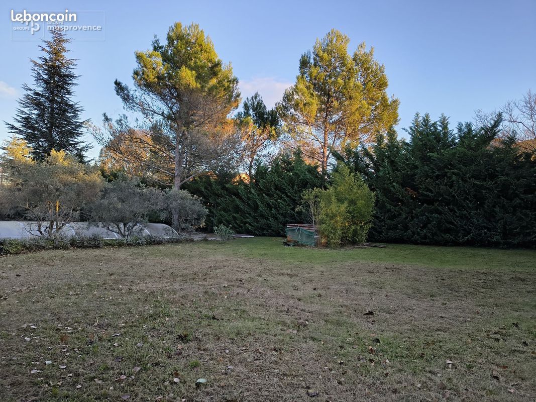 Terrain à bâtir de 1088 m² à ROBION (84) · 227 000 €