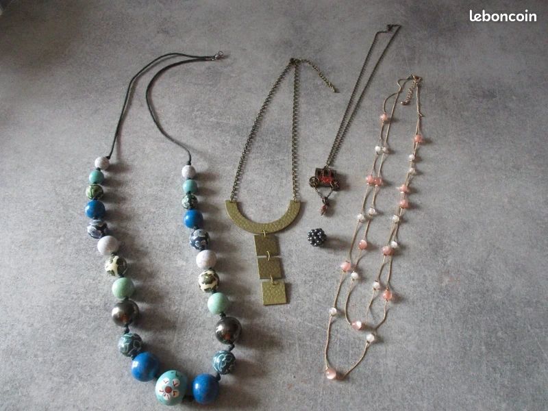 Lot de 4 colliers fantaisie et 1 pendentif à perles noires (image 1)
