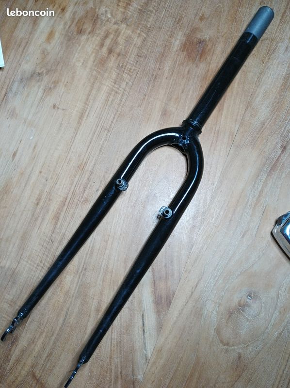 Fourche VTC Acier 28 Pouces, Filetée 1''1/8, Noire, Freins V-brake Et Disque IS, Neuve