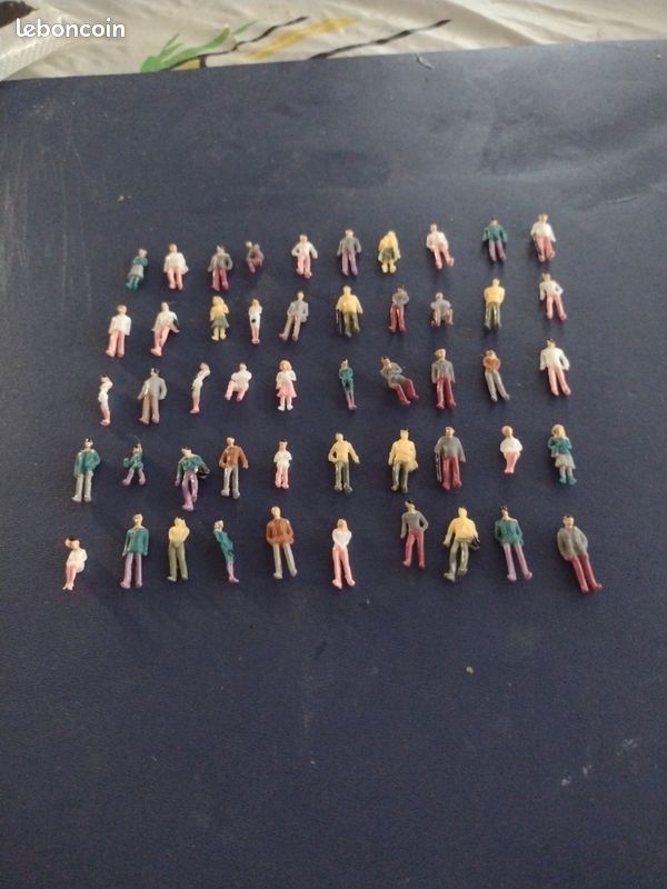 Lot De 25 Figurines Miniatures De Passagers Ferroviaires – échelle 50 – Coloriées à La Main – Poses Variées – Décor De Gare Et Rue