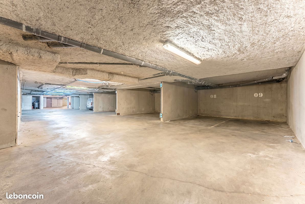 Parking/box LYON · 60 €