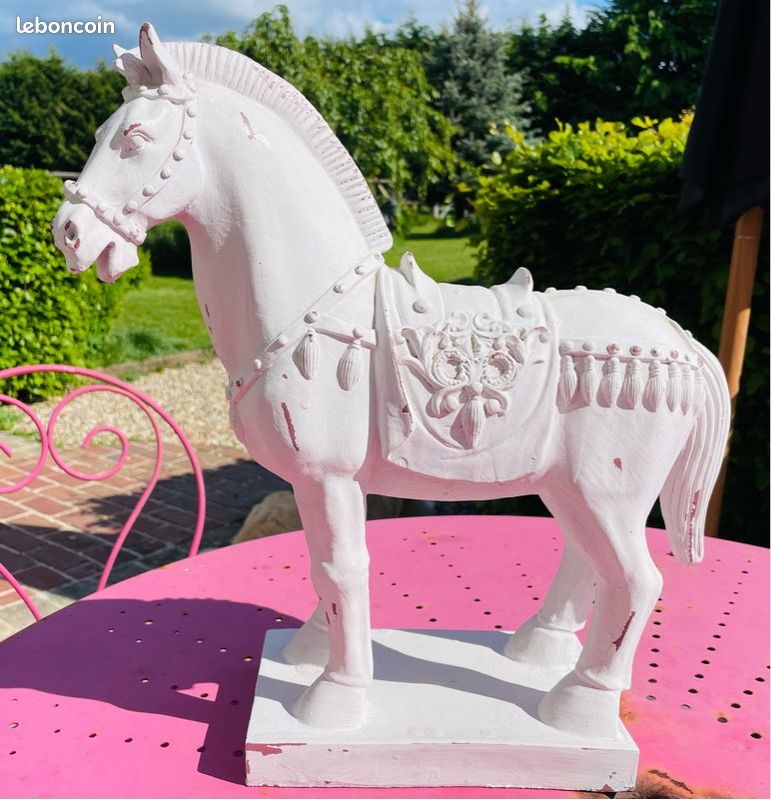 Cheval en bois peint (image 1)