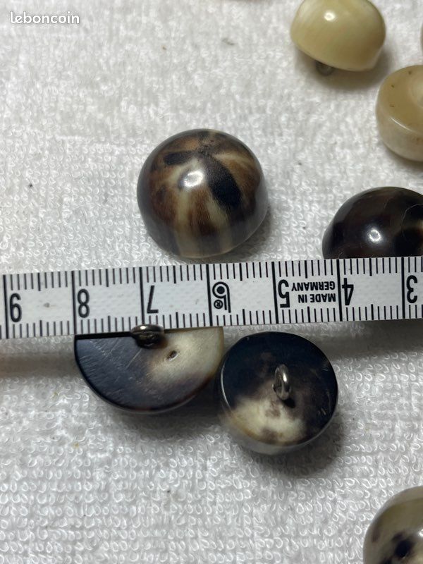 Lot De 20 Boutons Vintage Beige Lisse à Pied - Diamètre 1,8 Cm Réf 108 - Occasion - Origine France