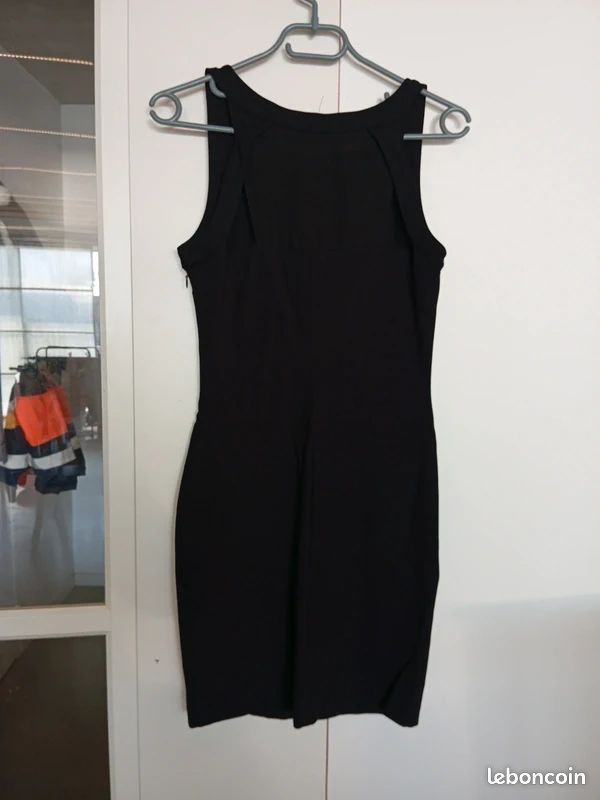 Robe GUESS Noir En Coton – Taille S, Longueur Genou, Occasion Très Bon état