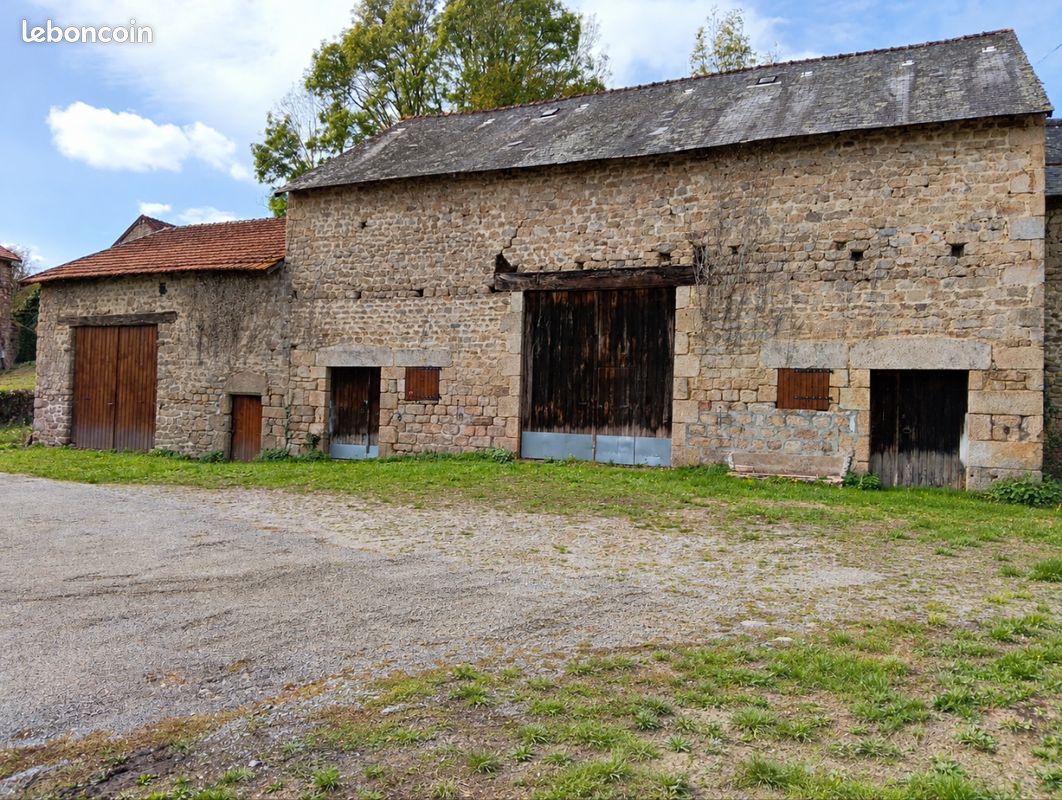 Granges en pierres · à Bersac-sur-Rivalier · 21 000 €