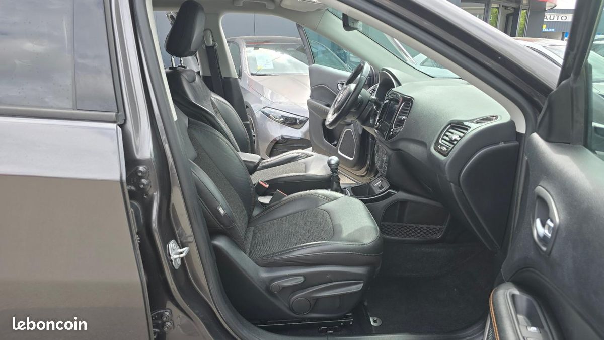 Jeep Compass Limited FWD (image 32)
