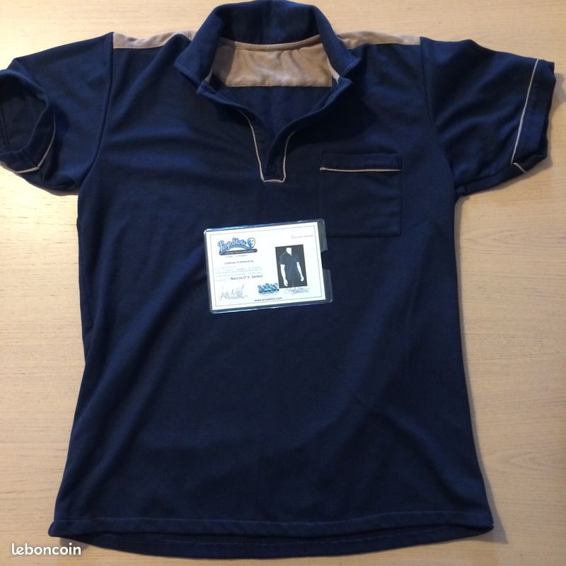 Propstore - Narcos / Polo original de la série avec COA (image 2)