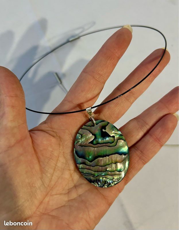 Pendentif Médaillon Victorien Bronze Et Nacre - Abalone Bleu Vert