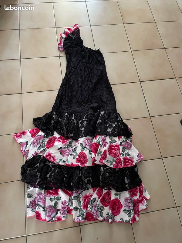 Robe de flamenco fleurie (image 1)