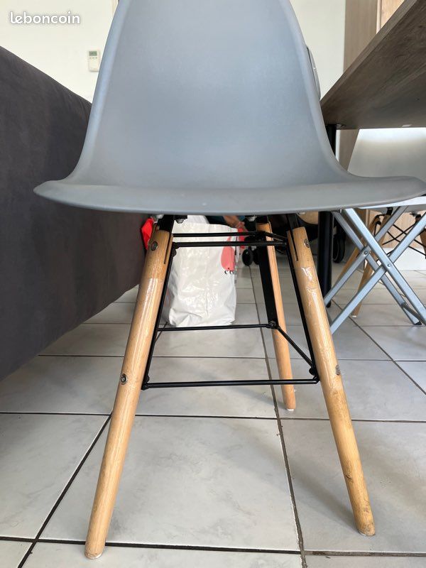 3 chaises en plastique (image 2)