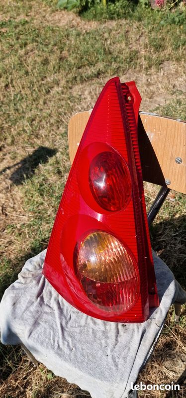 Feu arrière gauche de Peugeot 107 (image 1)