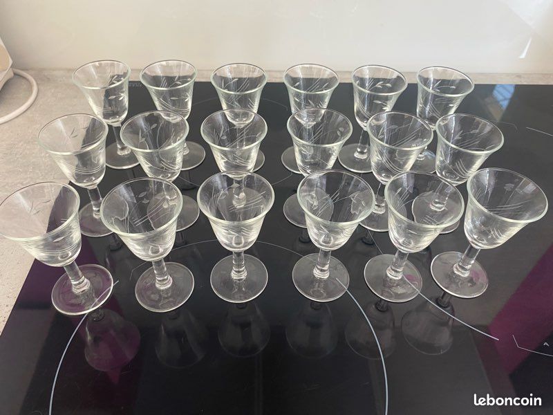 18 petits verres à pied diamètre 5 hauteur 9 cm (image 1)