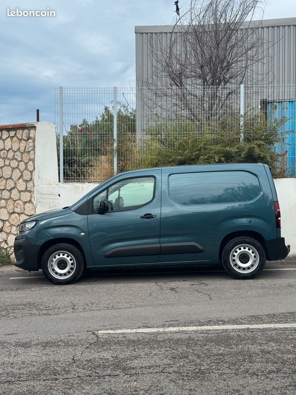 Peugeot Partner 2025 BlueHDi 130 - 39 000KM - LED - Écran tactile - GPS - CarPlay - Caméra - Équipé Avalanche (image 3)