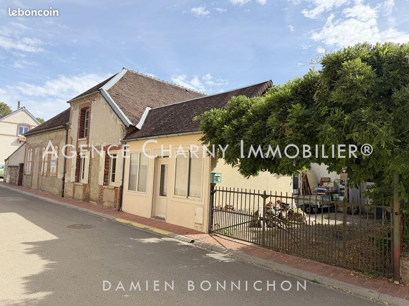 Maison 5 pièces 144 m² · à Charny Orée de Puisaye · 144 m² · 55 000 €