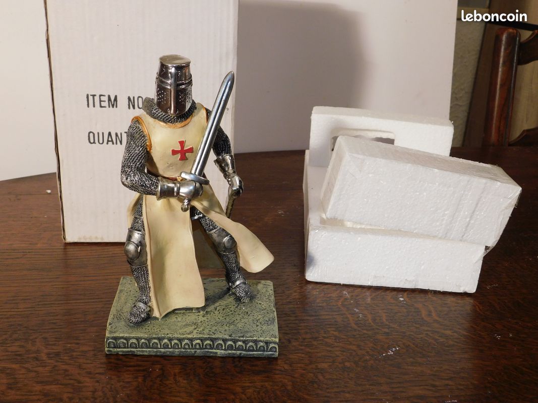 Figurine statuette CHEVALIER TEMPLIER NOS 30 (image 1)