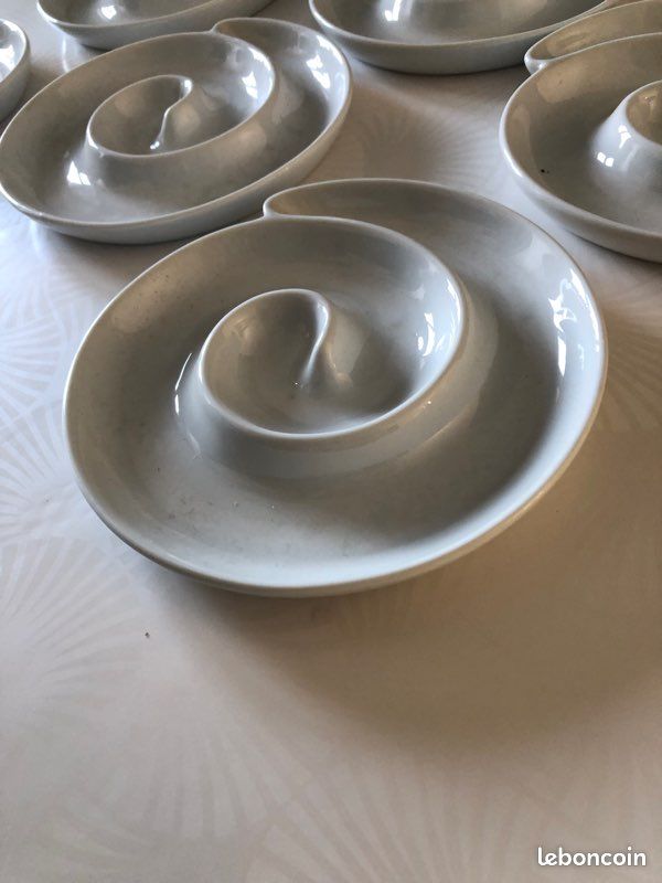 Ensemble de 5 Assiettes à Escargots en Porcelaine Émaillée, Signées