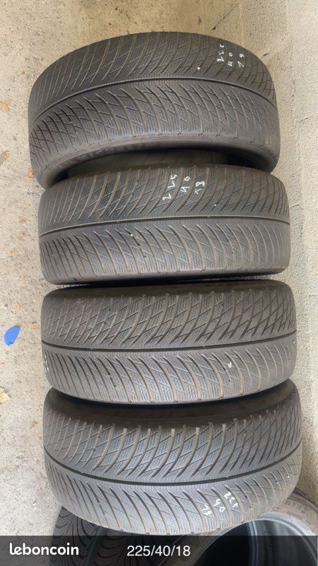 4 pneus 225/40/18 les pneus sont 4 saisson michelin presque neuf (image 1)