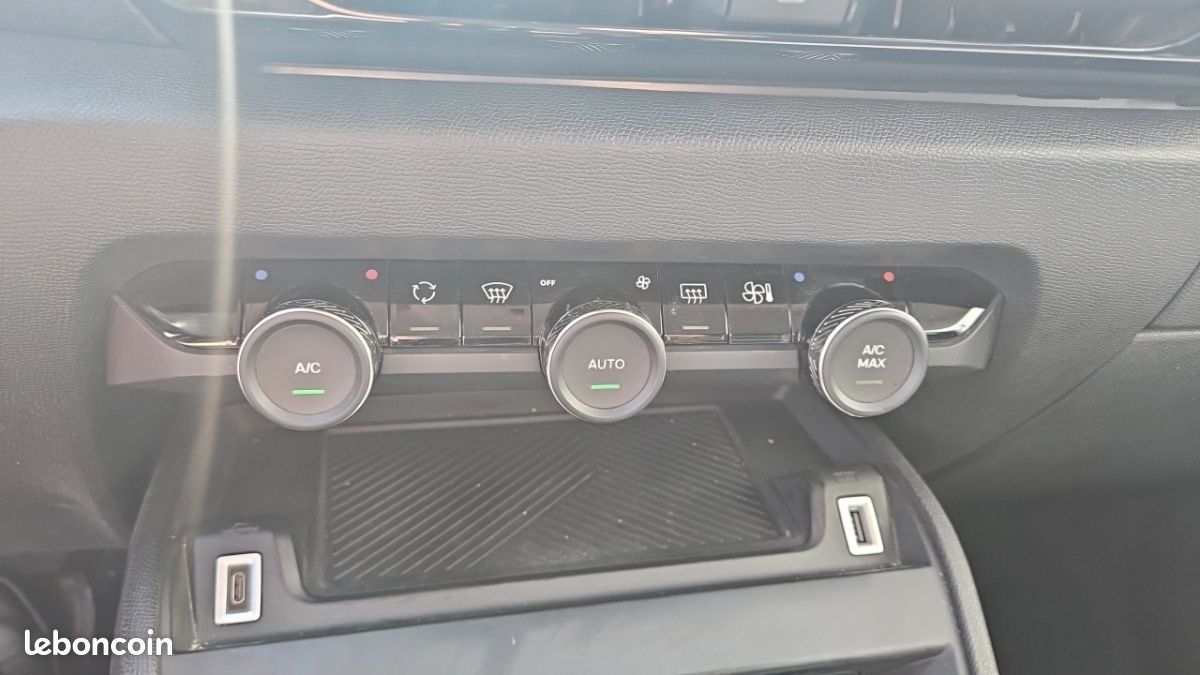 Citroën C4 PURETECH 130 SS EAT8 SHINE (image 12)