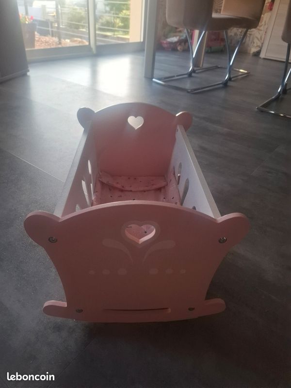 Petit lit en bois pour poupée (image 3)
