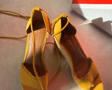 Chaussure Compensée Talon Jaune Dots – Taille 8, Modèle Escarpin à Plateforme, Neuve Sans Boîte
