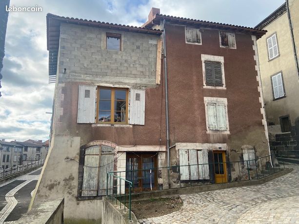 Maison de bourg en cours de rénovation avec terrasse ,garage et grange