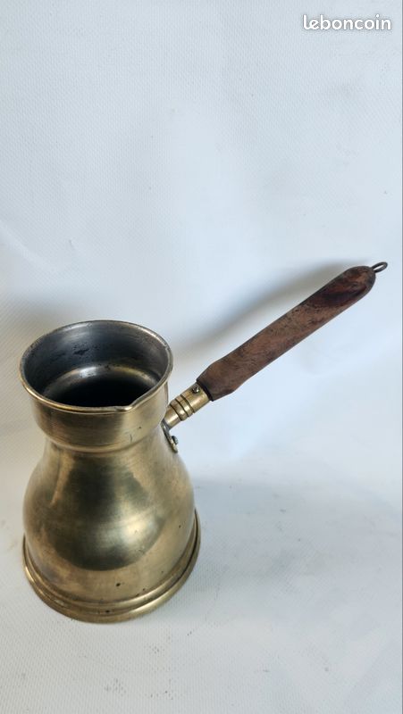Cafetière orientale ancien en laiton et bois (image 1)