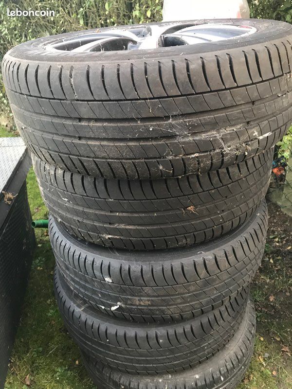 Lot de 4 pneus neufs 235/60 R18 Dunlop - Équipement auto