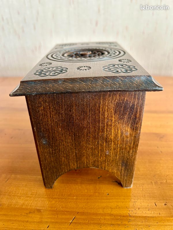 Ancien coffret en bois sculpté breton (image 4)