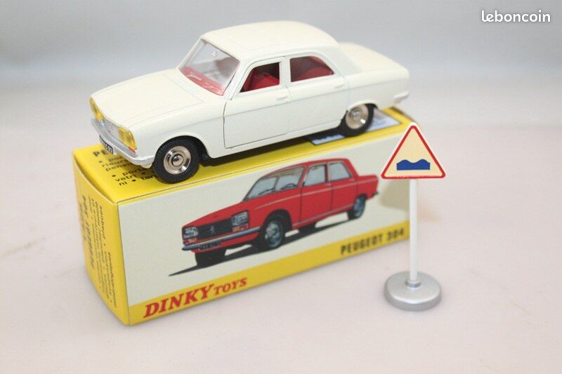 a DINKY TOYS ATLAS PEUGEOT 304 CREME BLANC CREME + PANNEAU 1/43 REF 1428 IN BOX