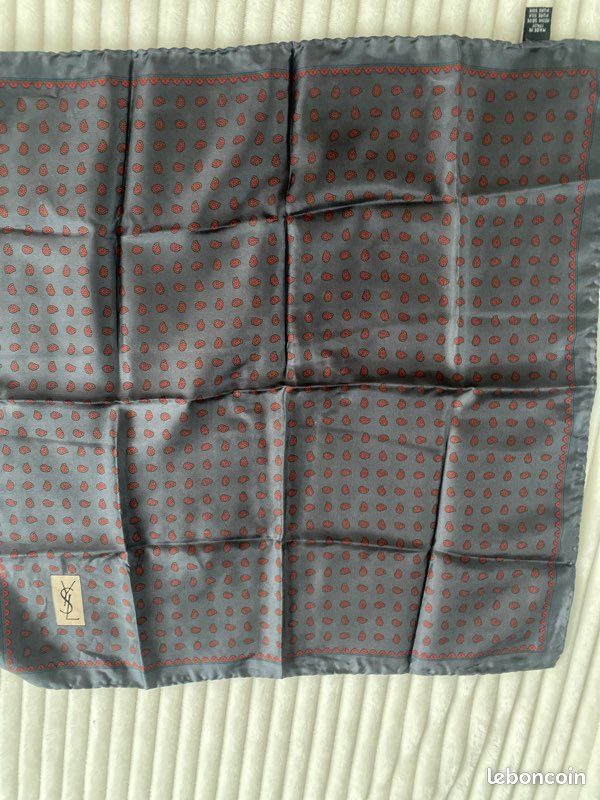 Foulard Yves saint Laurent Vêtements