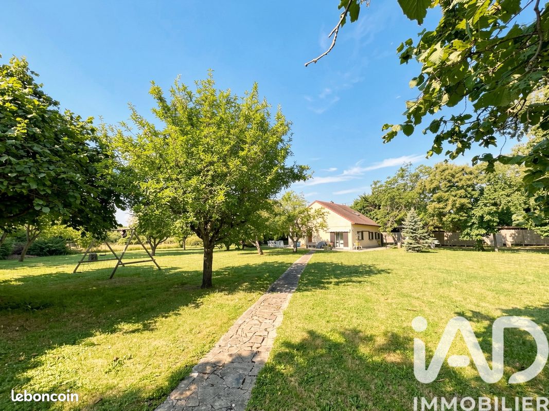 Maison 5 pièces 140 m² · à Le Mesnil-Saint-Denis · 140 m² · 529 000 €