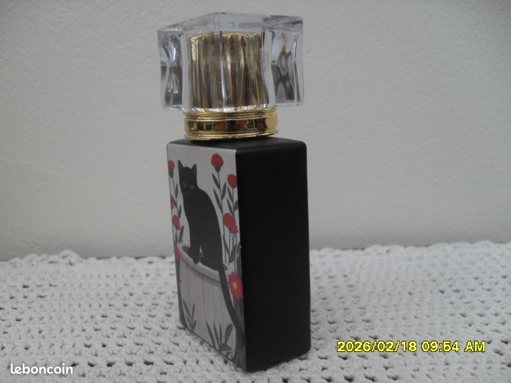 Vaporisateur de parfum en verre noir de 30 ml, orné d'un motif de chat." (image 5)