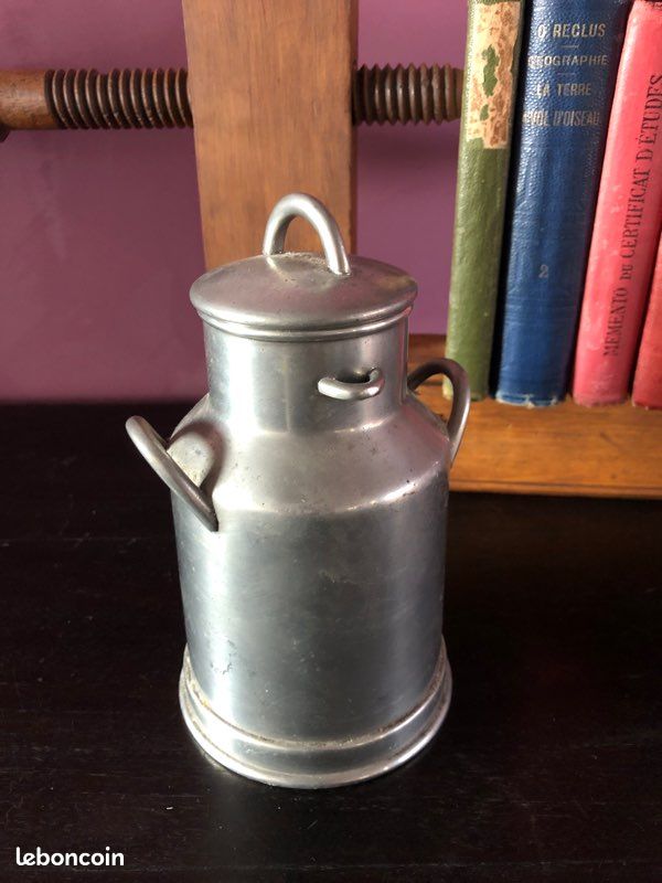 Pot à lait ancien décoratif étain (image 1)