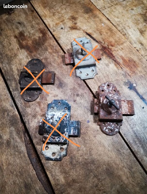 Targette verrou ancien pour meuble vintage (image 1)