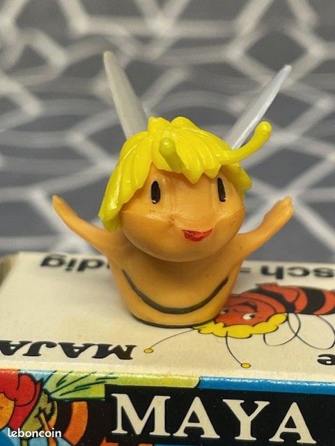 Magnet for Sale avec l'œuvre « Maya l'abeille » de l'artiste Mieloreuse