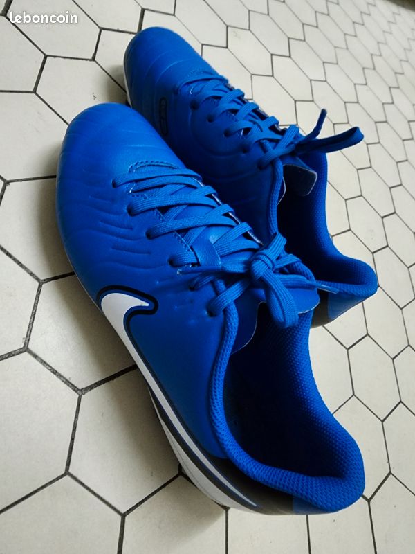 Nike Jr Legend 10 Club FG/MG Chaussures de foot Garçon
Nike Jr Legend 10 Club FG/MG Chaussures de footballGarçon (image 1)