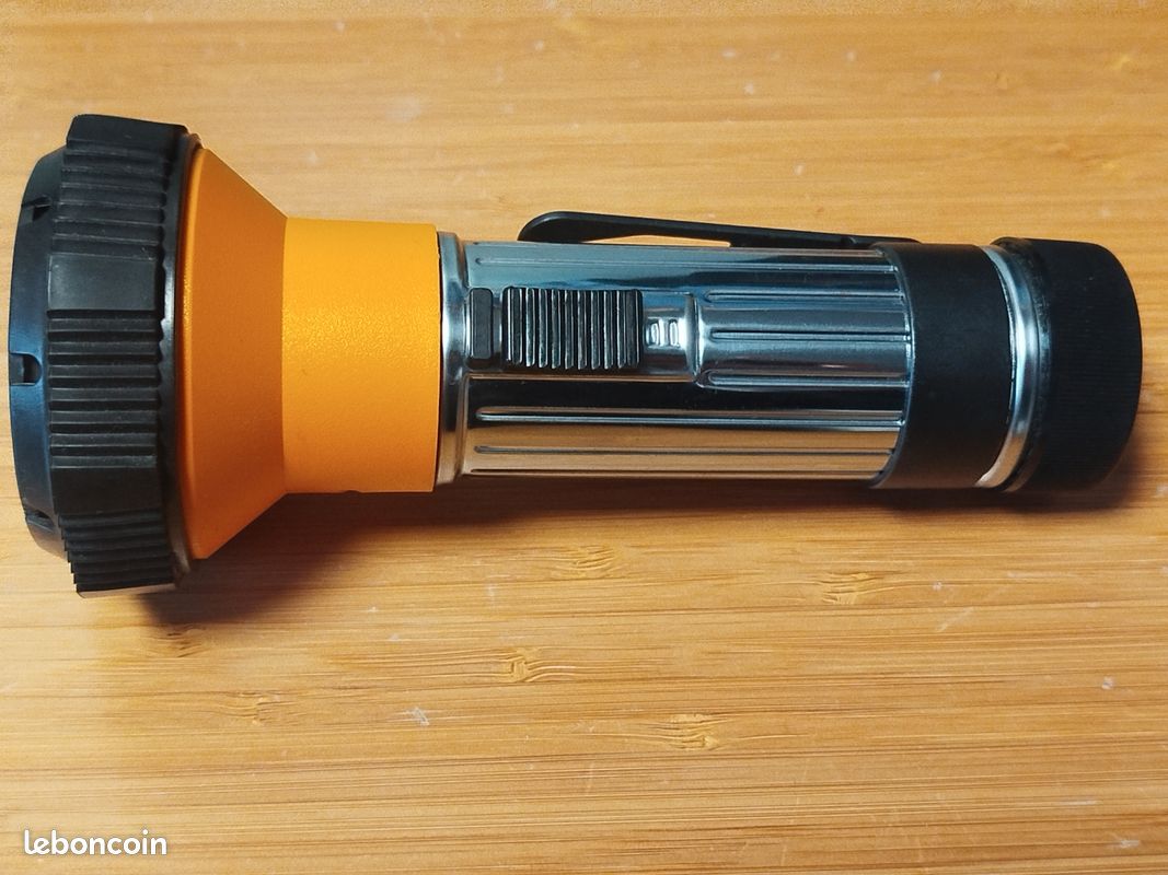 Lampe Torche Ancienne Varta Rouge - À Réviser, Vintage, Sur Batterie
