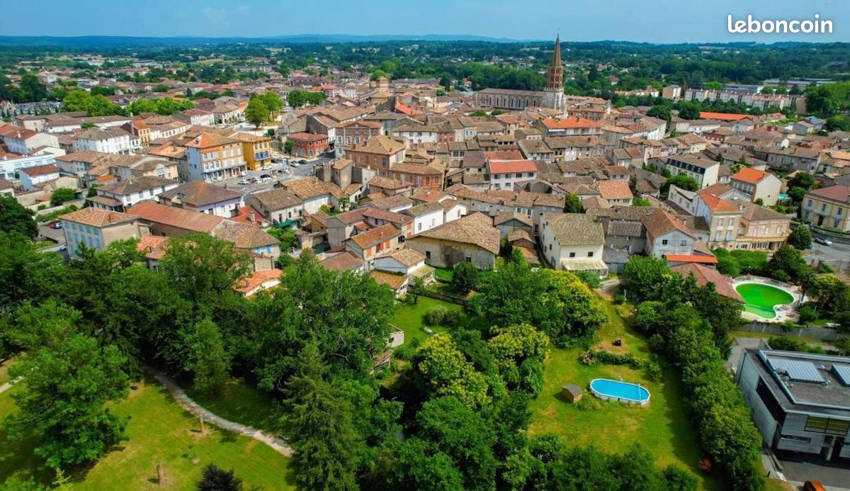 Maison 5 pièces 230 m² · à Caussade · 230 m² · 61 000 €