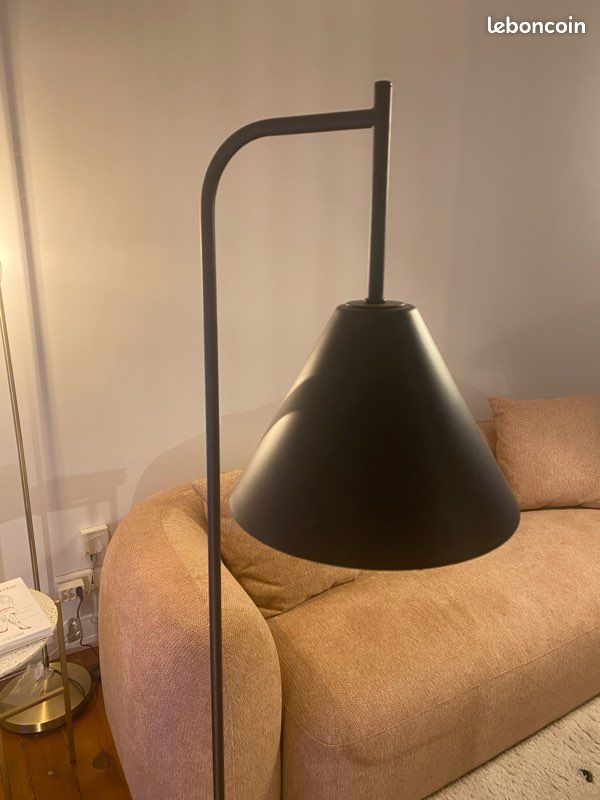 Lampadaire avec tablette (image 2)