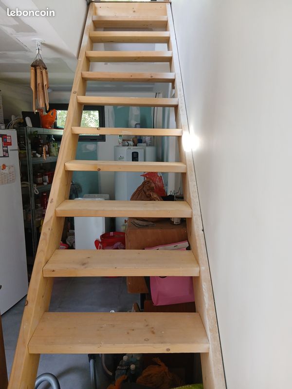 Escalier en bois de chantier (image 2)