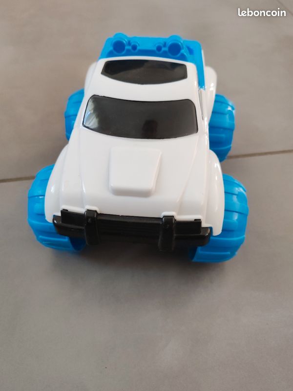 Voiture en plastique (image 2)
