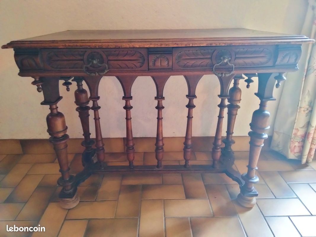 Table style gothique (image 1)