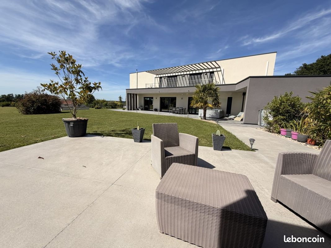 Maison 6 pièces 260 m² · à Espinasse-Vozelle · 260 m² · 998 000 €