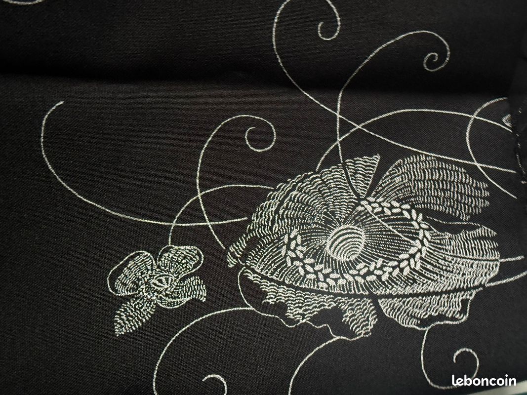 Coupon de Tissu crêpe noir imprimé fleurs blanches 145*126 cm (image 2)