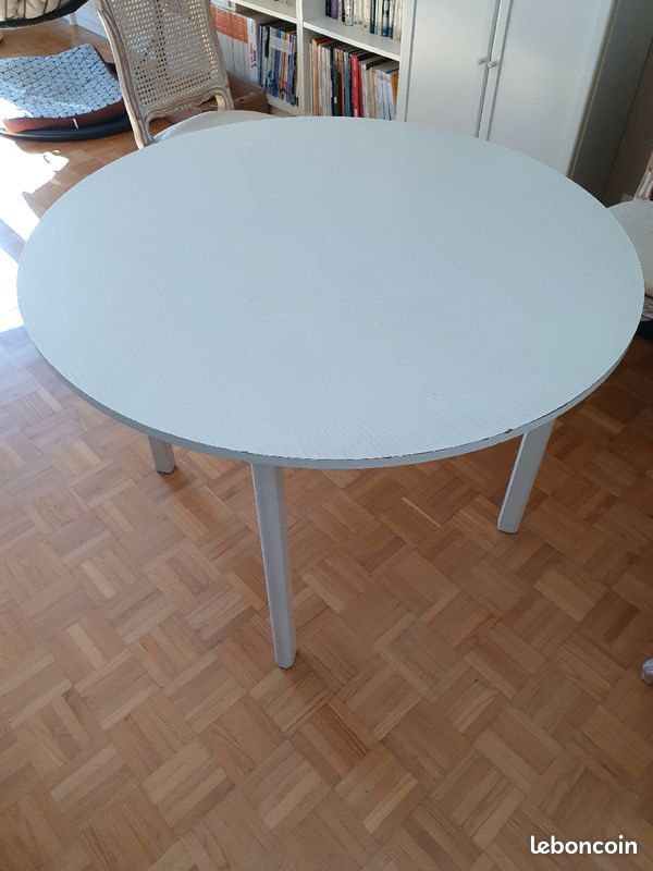 Table ronde blanche en bois (image 1)