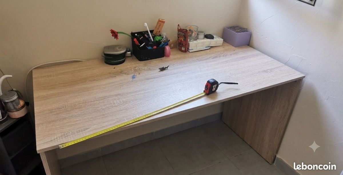 Bureau effet bois clair — 136,5 x 68,5 cm (image 1)