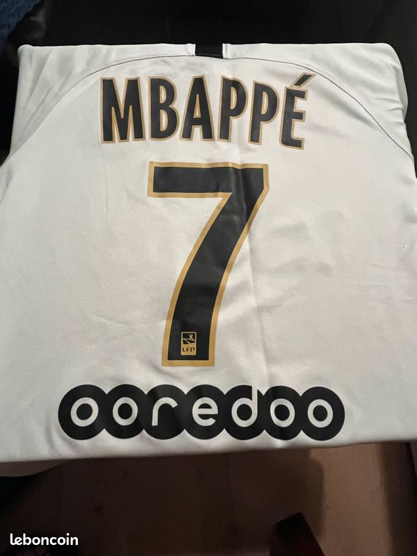 La célébration de Kylian Mbappe - Maillot PSG