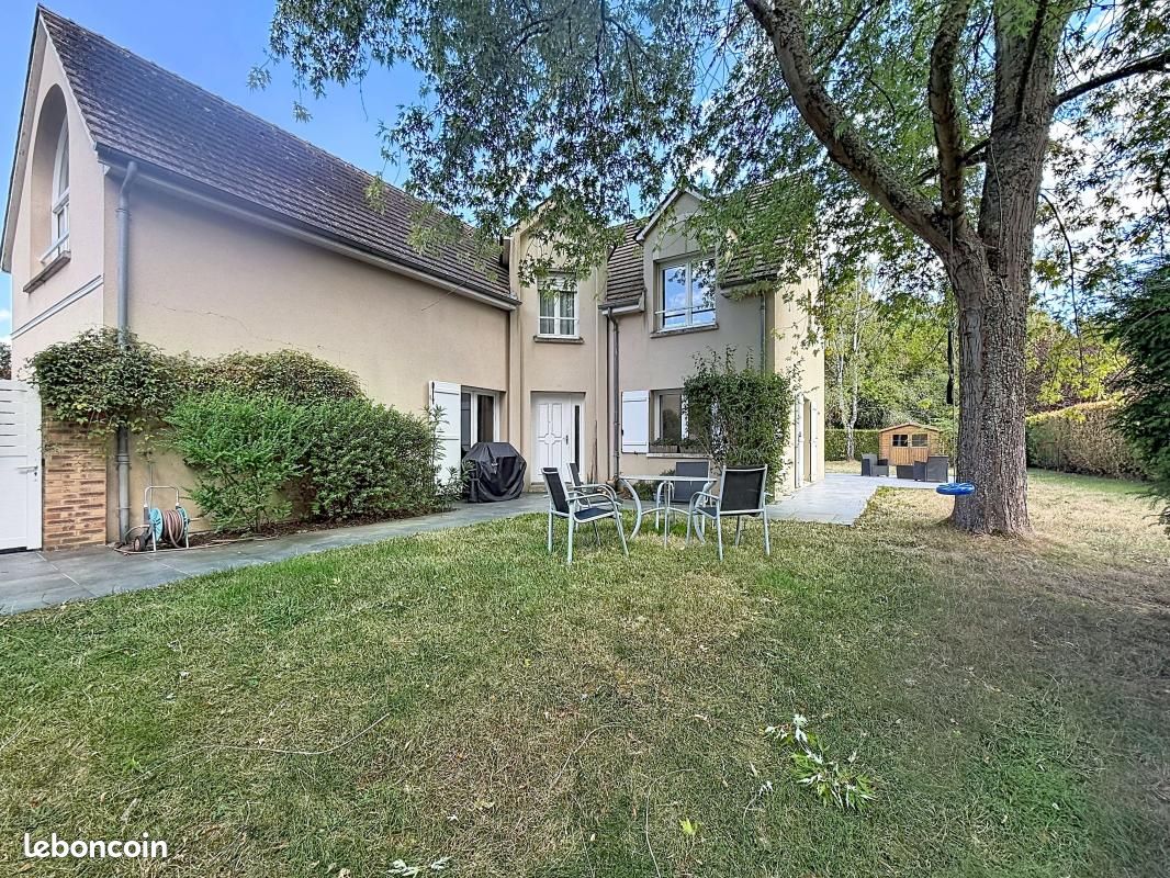 Maison 6 pièces 235 m² · à Voisins-le-Bretonneux · 235 m² · 849 000 €