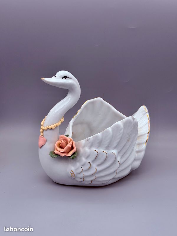 Jardinière en porcelaine représentant un cygne, décor floral en reliefs, fleurs peintes et rehauts dorés. Très bon état général. 16x11x17 cm (image 1)