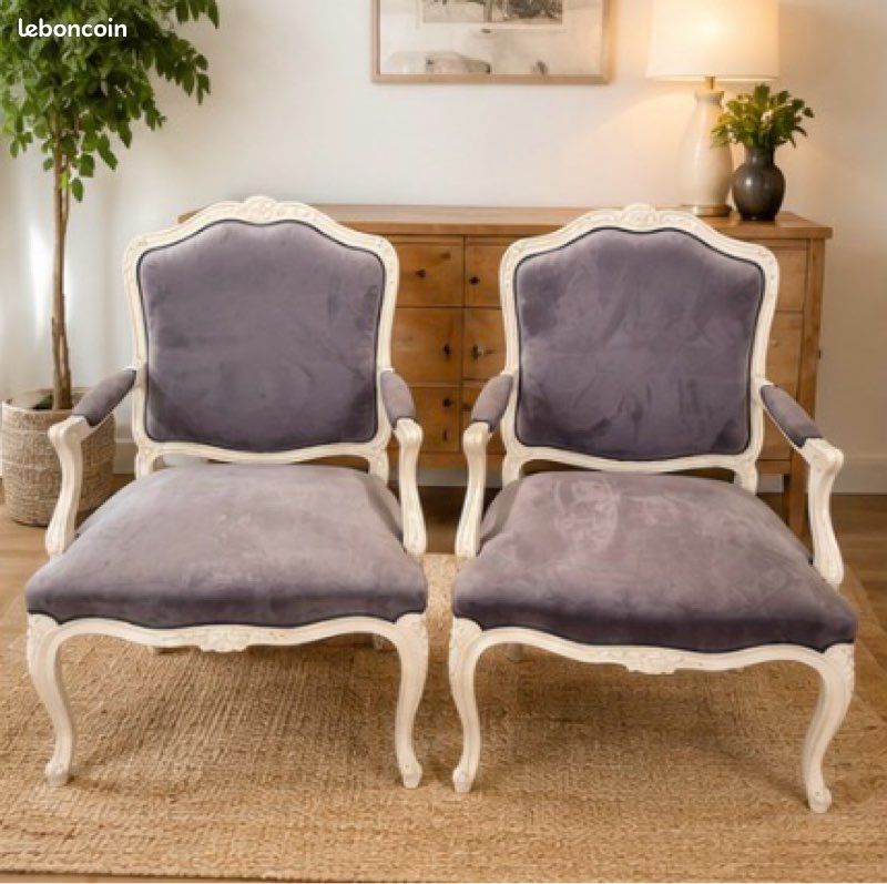 Paire de fauteuils style Louis XV en bois patiné – Tissu velours gris (image 1)